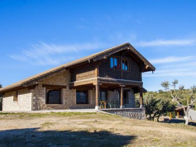 Casa de mas de 500 m2 con 3 porches cubiertos, uno de ellos de 200 m2