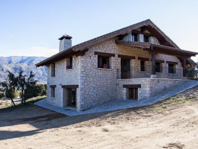 Casa de mas de 500 m2 con 3 porches cubiertos, uno de ellos de 200 m2