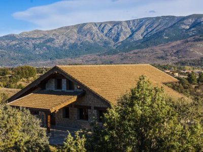 Casa de mas de 500 m2 con 3 porches cubiertos, uno de ellos de 200 m2