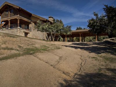 Casa de mas de 500 m2 con 3 porches cubiertos, uno de ellos de 200 m2