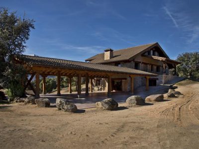 Casa de mas de 500 m2 con 3 porches cubiertos, uno de ellos de 200 m2