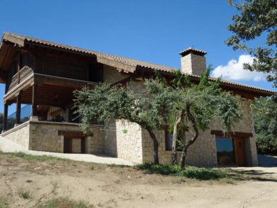 Casa de mas de 500 m2 con 3 porches cubiertos, uno de ellos de 200 m2