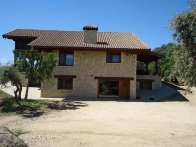 Casa de mas de 500 m2 con 3 porches cubiertos, uno de ellos de 200 m2